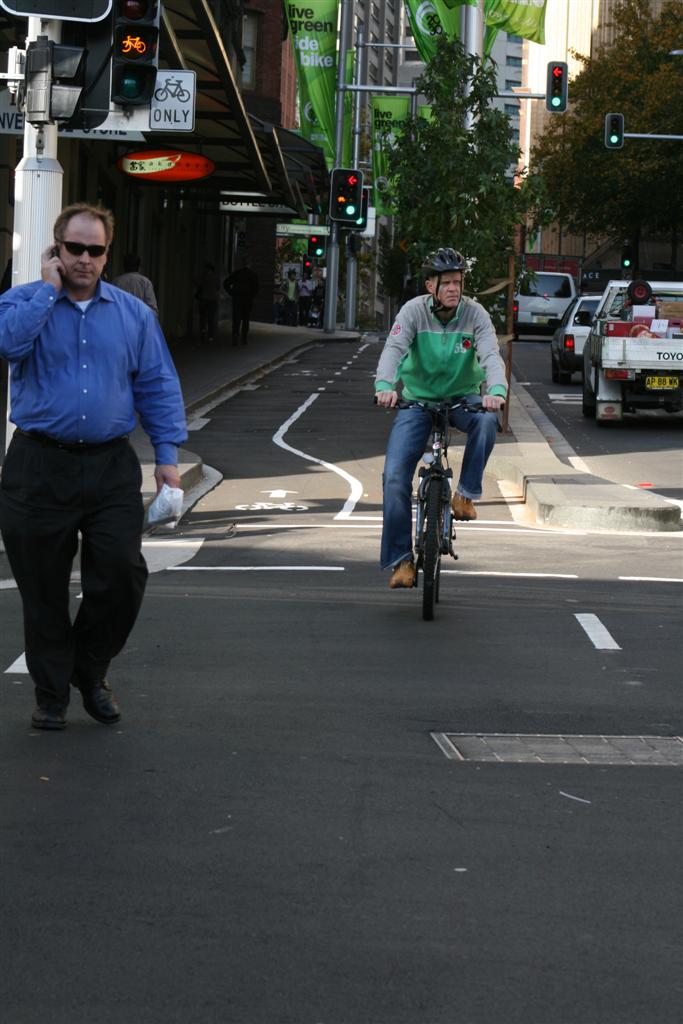 Tim fiets over een nieuw geopend fietspand in het centrum van Sydney over een lengte van 200 meter. (juli)